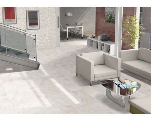 Svetlá miestnosť s dlažbou, schodiskom, posedením a dekoráciami pre moderné bývanie.