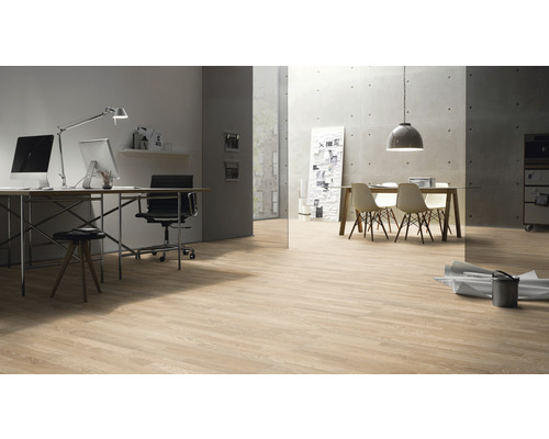 Kancelária so stolom, stoličkami a svetlou drevenou podlahou