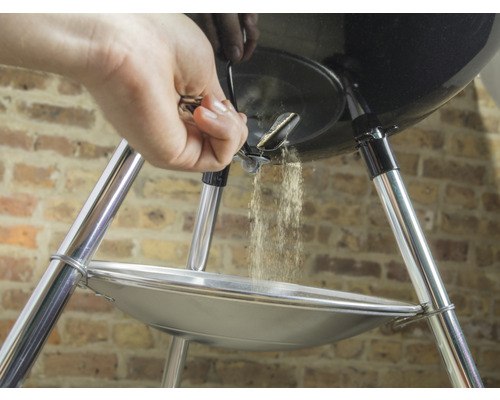 Čistenie guľového grilu s popolníkom