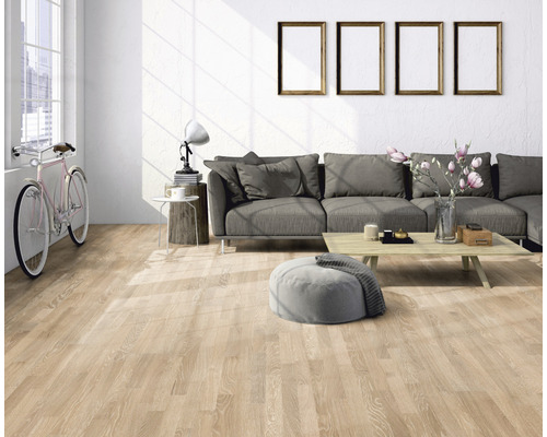 Obývacia izba s drevenou podlahou, pohovkou a dekoráciou