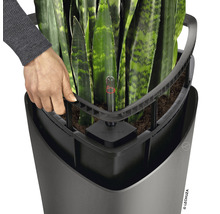 Detailný záber kvetináča so zavlažovacím systémom a ukazovateľom hladiny vody