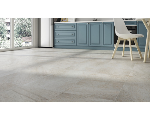 Svetlá, priestranná kuchyňa s podlahovými dlaždicami so vzhľadom prírodného kameňa a kuchynským nábytkom