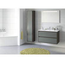 Kúpeľňa s umývadlovou skrinkou, zrkadlovou skrinkou a vysokou skrinkou