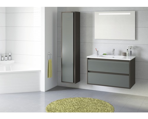 Kúpeľňa s umývadlovou skrinkou, zrkadlovou skrinkou a vysokou skrinkou