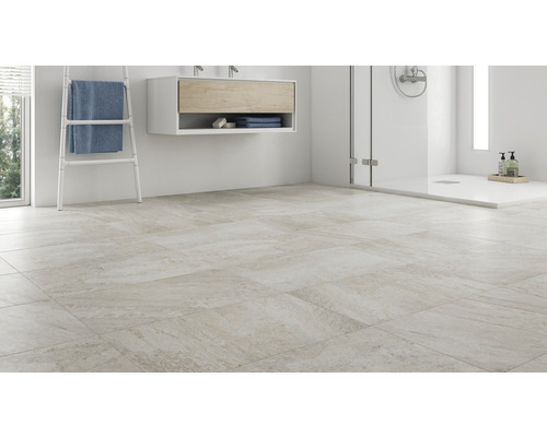 Moderná kúpeľňa so svetlou podlahovou dlažbou, sprchou a umývadlom