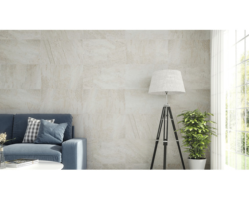 Obývacia izba s pohovkou a obkladovými dlaždicami s kamenným vzhľadom.