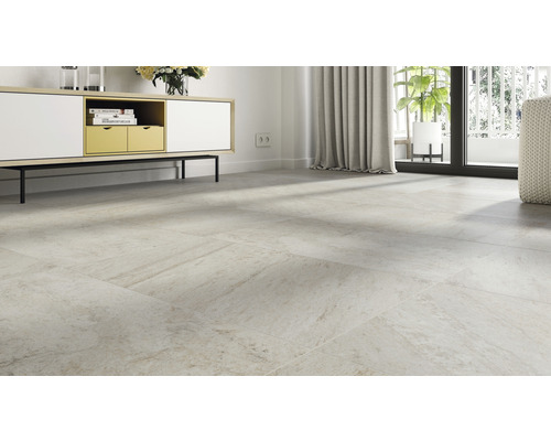 Svetlá miestnosť s položenou dlažbou, príborníkom a oknom.