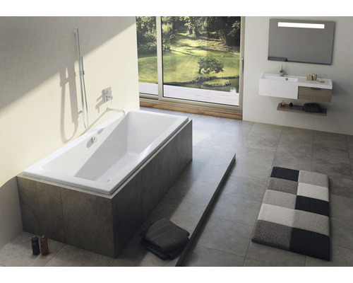 Kúpeľňa s vaňou, umývadlom a zrkadlom