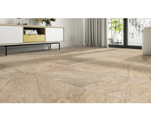 Svetlá obývacia izba s dlažbou so vzhľadom kameňa, nábytkom a oknom