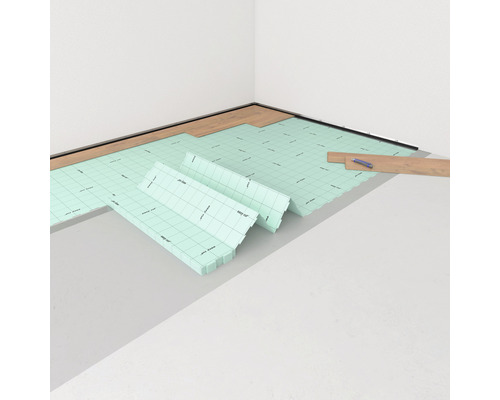 Izba s izolačnou podložkou a laminátovou podlahou