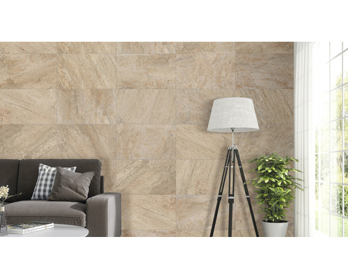 Obývacia izba s obkladovými dlaždicami so vzhľadom kameňa, stojacou lampou a pohovkou