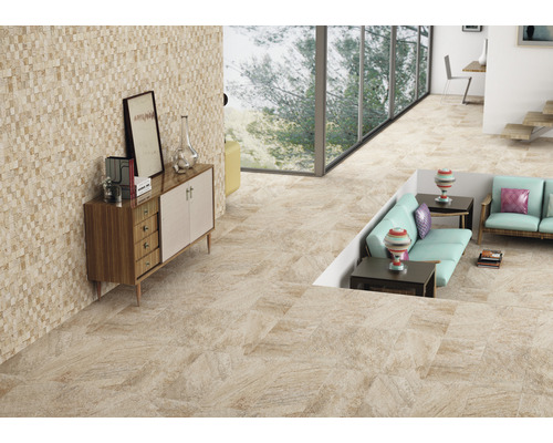 Svetlá obývacia izba s podlahovými dlaždicami, obývacím nábytkom a veľkým oknom