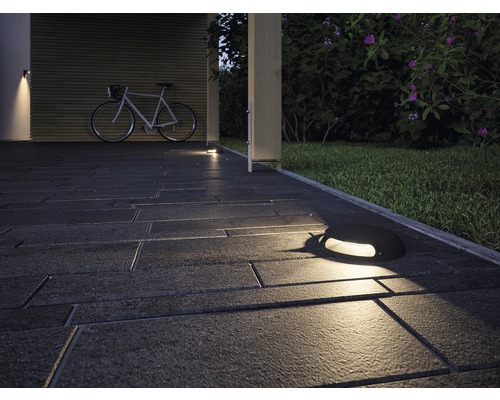 Vonkajší priestor s pozemnými reflektormi a bicyklom