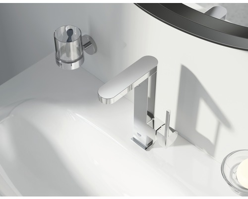 Moderné kúpeľňové umývadlo s batériou a držiakom na pohár na zubné kefky