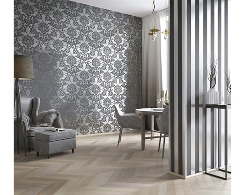 Obývacia izba s kvetinovou tapetou a pruhovanou tapetou