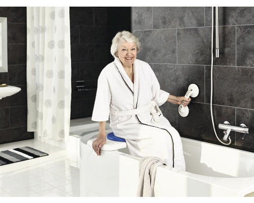 Žena v kúpeľni s vaňovým zdvihákom a držadlom