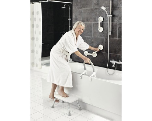 Žena v župane, rebrík do vane, stolička a madlá v kúpeľni