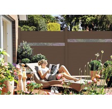 Terasa so zástenou na ochranu súkromia a žena odpočívajúca na lehátku