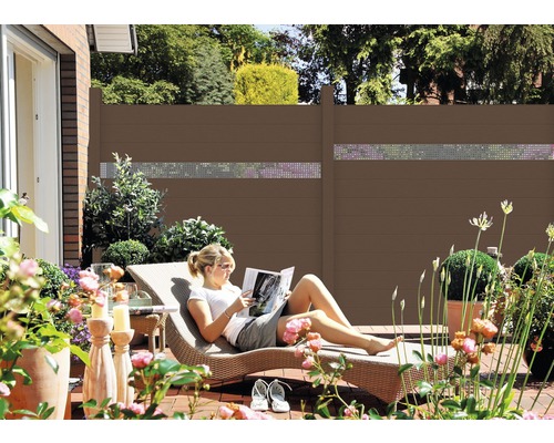 Terasa so zástenou na ochranu súkromia a žena odpočívajúca na lehátku