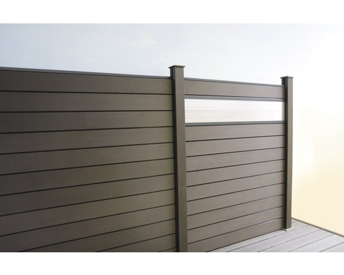 Plastový plot s dekoračným prvkom