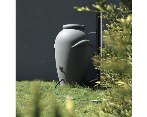 Sivá nádrž na dažďovú vodu v záhrade s hadicovou prípojkou