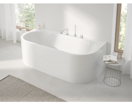 Voľne stojaca vaňa v svetlej kúpeľni s oknom