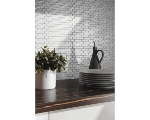 Kuchynská scéna s tehlovými mozaikovými obkladmi, riadom a dekoráciou