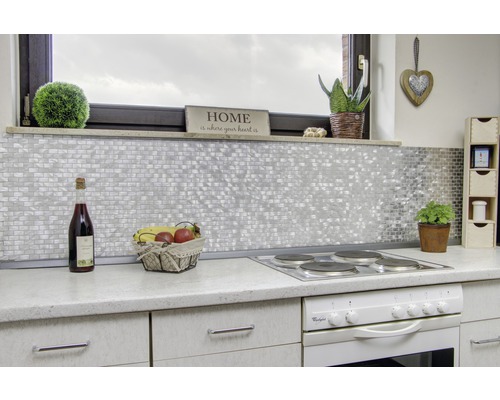 Kuchynská scéna s mozaikovou stenou, sporákom a dekoráciami