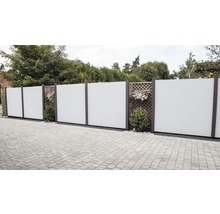 Plastový záhradný plot s mriežkou a kvetináčom