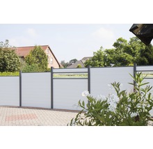 Záhrada s plotom z plastových prvkov a kovových stĺpikov