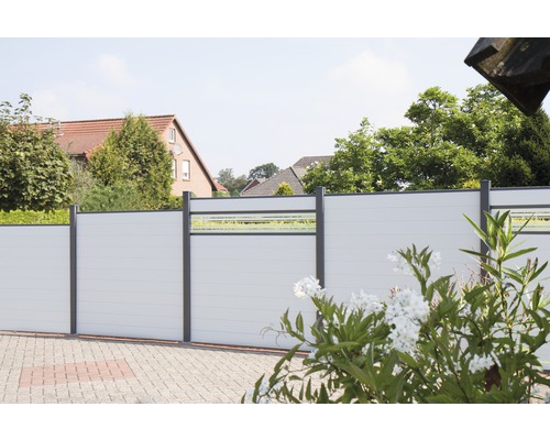 Záhrada s plotom z plastových prvkov a kovových stĺpikov