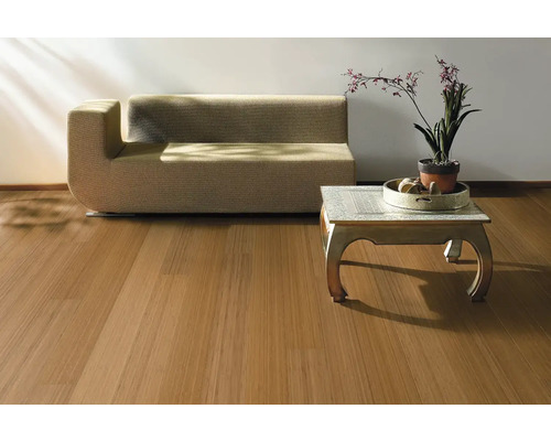 Obývacia izba s bambusovou parketovou podlahou, pohovkou a stolom