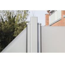 Detailný pohľad na vetrolam s hliníkovými stĺpikmi