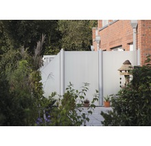 Záhradná scéna so sklenenou zástenou