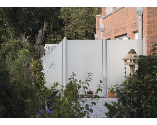 Záhradná scéna so sklenenou zástenou