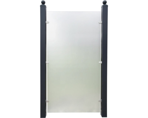 Záhradný plot zástena s preskleným prvkom