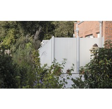 Záhradná scéna s hliníkovou zástenou