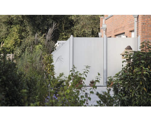 Záhradná scéna s hliníkovou zástenou