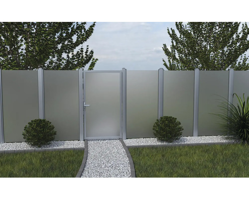 Záhradný plot s bránou a sklenenou ochranou súkromia