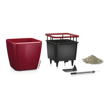 Kvetináč so zavlažovacím systémom a príslušenstvom