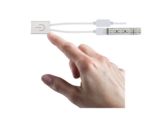 Ruka sa dotýka spínača pre LED pásiky.