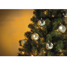 Ozdobený vianočný stromček s guľami a svetlami