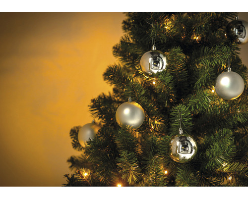 Ozdobený vianočný stromček s guľami a svetlami