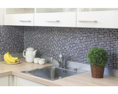 Kuchynský drez s batériou, mozaikové obklady a dekorácie