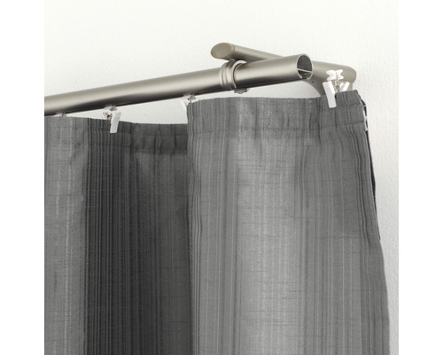 Dvojitá záclonová tyč so sivými závesmi a príslušenstvom na dekoráciu okien