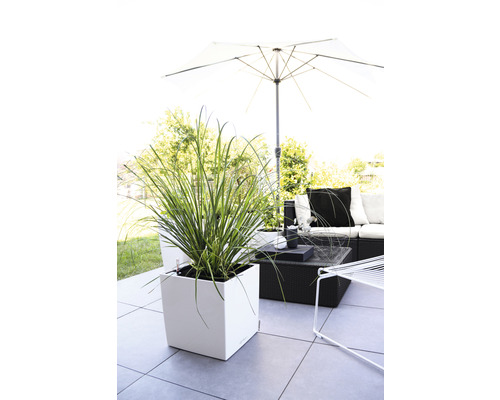 Terasa s kvetináčom, posedením a slnečníkom pre vonkajšie použitie