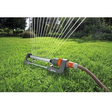 Zavlažovač trávnika zavlažuje trávnik