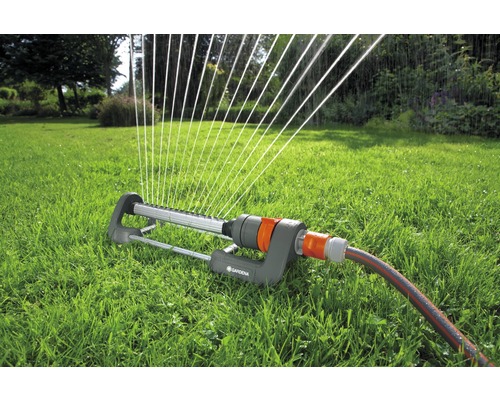 Zavlažovač trávnika zavlažuje trávnik