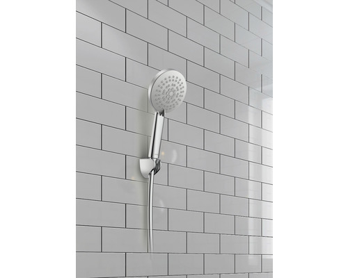 Ručná sprcha na stene s obdĺžnikovými dlaždicami