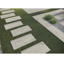 Záhrada s trávnikmi a nášľapnými doskami so vzhľadom dreva